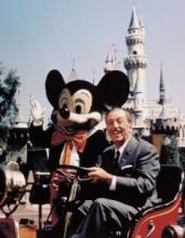 Walt Disney på køretur i Disneyland.