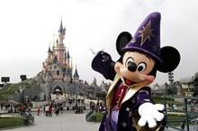 Mickey Mouse figur foran Sleeping Beauty Castle i Disneyland Paris.