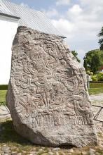 Jellingestenen hvor der med runer står at Harald Blåtand har kristnet Danmark. Optaget på UNESCO's liste over verdensarv.