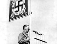 Rigskansler Adolf Hitler holder én af sine mange taler.