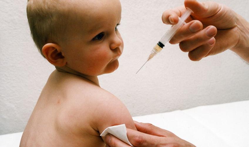 Et lille barn vaccineres